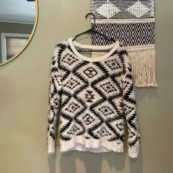 TARGET TRIBAL BLACK WHITE TRIBAL TEDDY SWEATER S - Picture 1 of 4